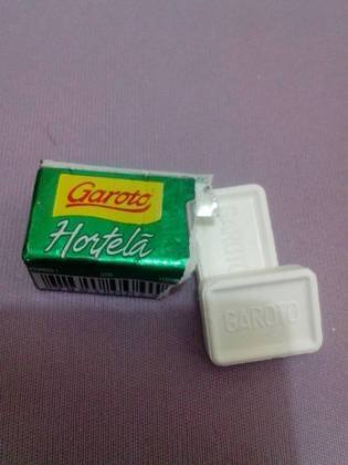 O mesmo não acontecia com as balas de hortelã. Se um amigo da sala percebesse que você tinha essa iguaria no bolso, você seria obrigado a dividir com todos