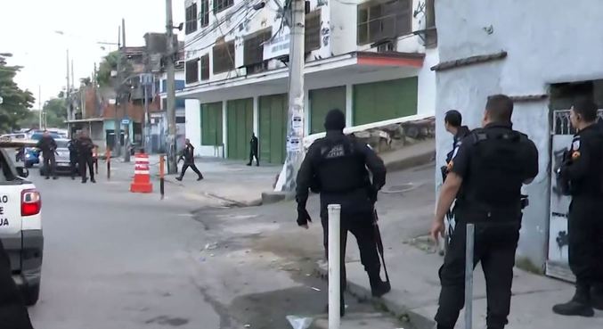 Operação na comunidade da Mangueira resultou em helicóptero atingido por tiro