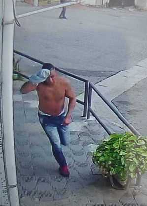 Suspeito corre depois que atirador esportivo alvejou colega de crime