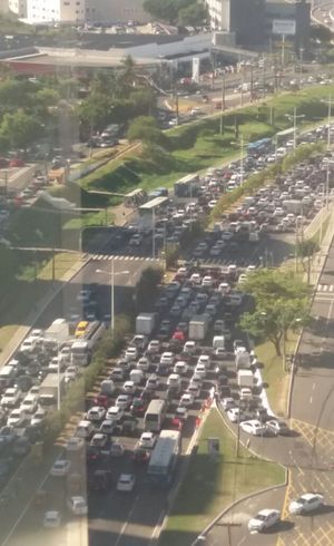 Manifestação pró-Lula causa grande engarrafamento