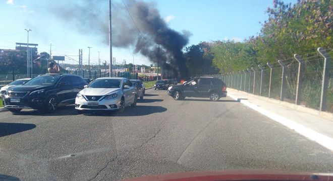 Manifestantes ateiam fogo em frente ao Aeroporto Internacional de Salvador