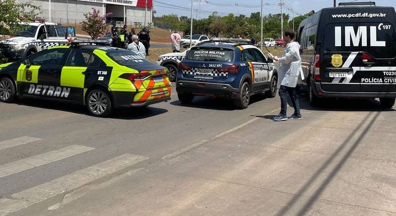 Detran, Polícia Militar e IML após acidente na faixa de pedestres em Planaltina