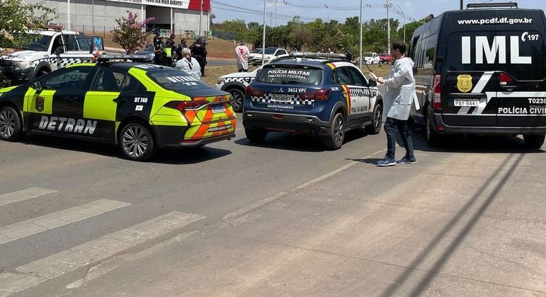 Detran, Polícia Militar e IML após acidente na faixa de pedestres em Planaltina