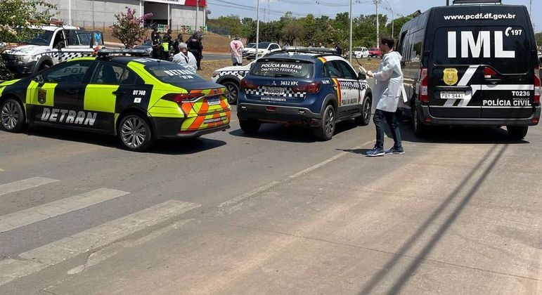 Viaturas da PM, Detran e do IML interditam Avenida Independência, em Planaltina, onde ocorreu o atropelamento