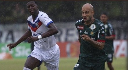 Lance do 1º tempo de um jogo decidido no fim