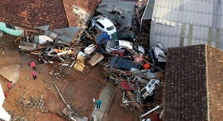 Casas e carros ficaram destruídos