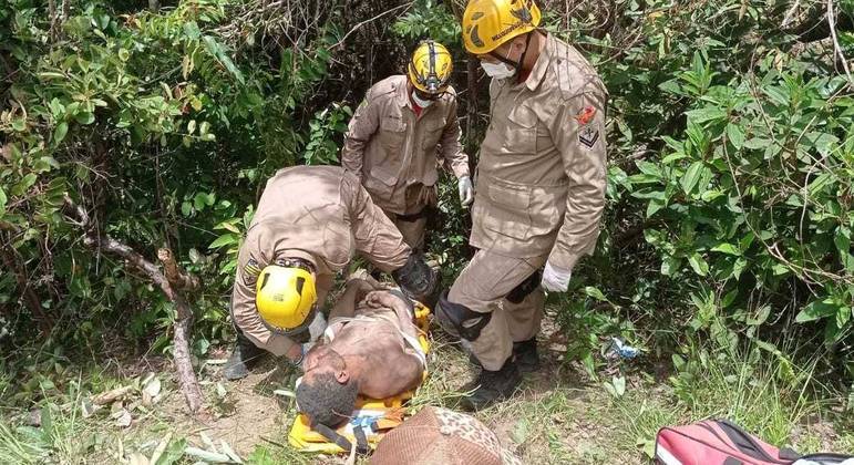 Homem é resgatado de depressão em barranco pelos bombeiros