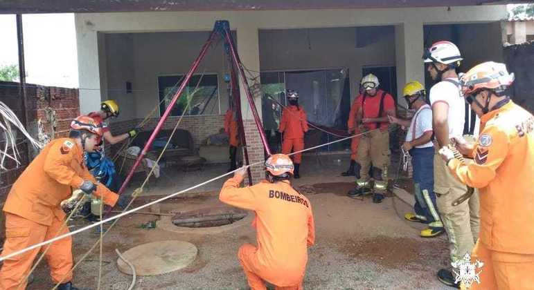 Ao todo, 22 bombeiros participaram do resgate de homem preso em cisterna