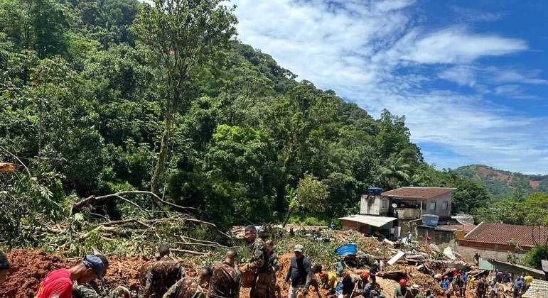 Resgate a vítimas das chuvas no litoral norte de SP