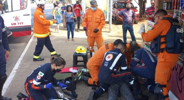 Equipe de bombeiros socorrendo vítima em parada de ônibus em Brasília