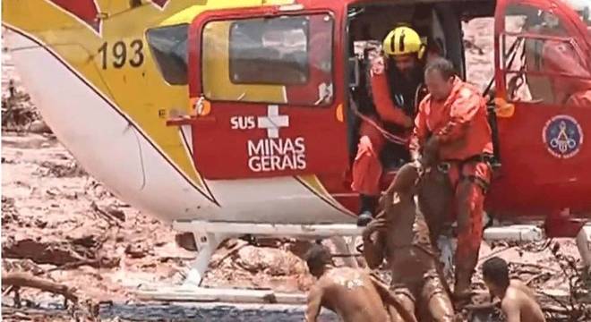 Bombeiros resgatam mulher que ficou submersa na lama