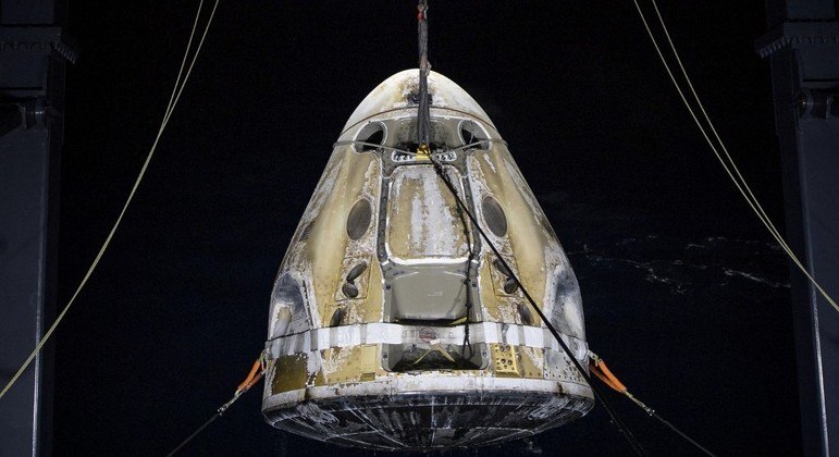 Cápsula Crew Dragon foi resgatada no oceano perto da Flórida na madrugada de domingo (2)
