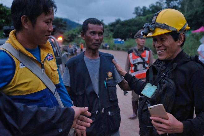 Treze mergulhadores de diversos países e cinco membros da Marinha tailandesa estão dentro da caverna para retirar as vítimas. O resgate tem sido mais rápido do que inicialmente se previu — autoridades chegaram a cogitar que poderia durar até quarta-feira (11)