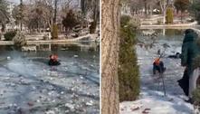 Garota que sobreviveu ao terremoto é resgatada de lago congelado na Turquia  