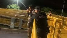 Polícia impede homem de se jogar de passarela no DF