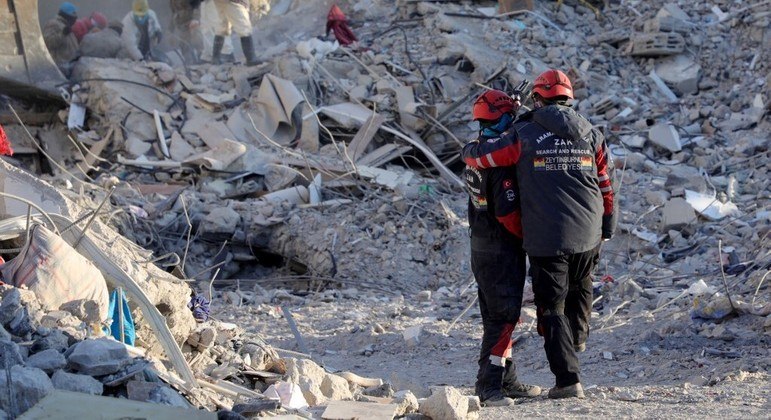 Trabalhos de buscas por vítimas sob os escombros seguem após mais de dez dias do terremoto