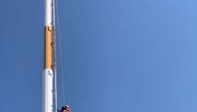 Vídeo: homem é resgatado pelos Bombeiros após dormir no topo de antena de telefonia celular no DF