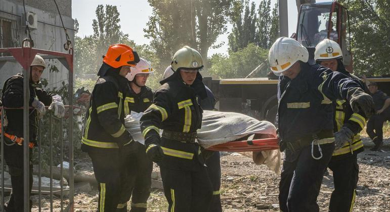 Equipe de resgate trabalha para retirar corpo de escombros após ataque russo