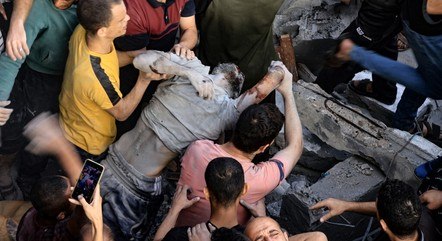 Resgate de uma vítima na Faixa de Gaza após bombardeio israelense