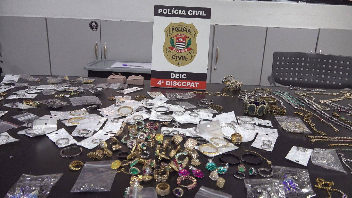 Residência: joias roubadas recuperadas pela Polícia (Reprodução/Polícia Civil)