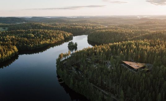 Finlândia vai pagar viagem em resort de luxo para quem quiser estudar sobre ‘felicidade’ (Krista Ylinen/Reprodução Instagram/Kuru Private Resort)