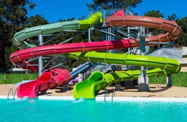 O resort ainda conta com atividades para os mais novos, como área de recreação e toboáguas na praia artificial