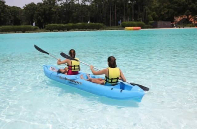 Resort também conta com atividades marítimas e o uso de caiaques é uma das atrações principais do complexo de Solanas