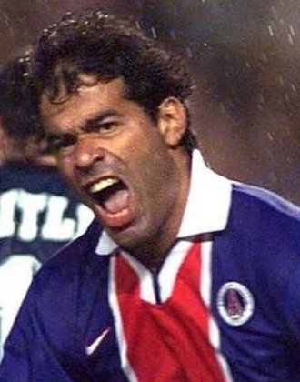 Resposta: o brasileiro marcou época com a camisa do time francês, jogando pela equipe entre os anos de 1993 e 1998.