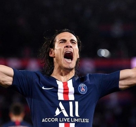 Resposta: o jogador que mais marcou gols vestindo a camisa do Paris Saint-Germain é o atacante uruguaio Edinson Cavani, que balançou as redes em 200 oportunidades. 