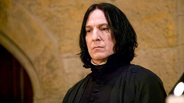 Resposta: Professor Snape - Um dos momentos mais tristes da saga Harry Potter é quando Dumbledore morre, com o personagem principal assistindo a cena escondido.  Quem cometeu essa atrocidade foi Snape, porém depois é revelado que ele fez isso por pedido do próprio Dumbledore. 