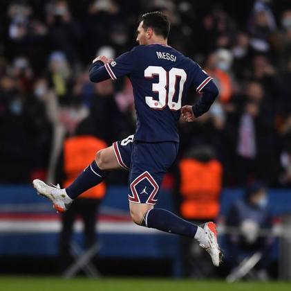 Resposta: um dos maiores astros desse estrelado elenco do Paris, Lionel Messi decidiu usar a camisa 30 pelo seu novo clube.