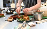 O restaurante vegetariano The Canteen, em Bristol, no Reino Unido, decidiu, desde o final de julho, incluir a pegada de carbono de cada um de seus pratos e informar os clientes sobre o impacto ambiental dos alimentos que escolhem no cardápio