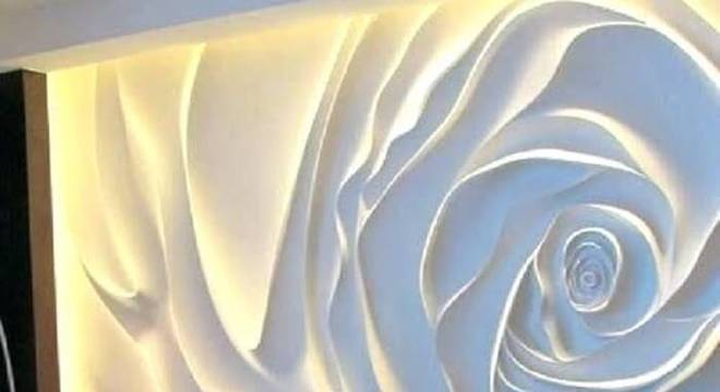 Restaurante com parede revestida com placa de gesso 3D em formato de rosa