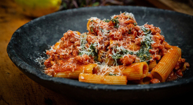 Ragu de linguiça artesanal, pesto, parmesão do Cór