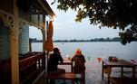 Além disso, o estabelecimento que nada contra a maré está localizado ao longo do rio Chao Phraya, que possui um fluxo constante de embarcaçõesBombou no HORA 7! Rinoceronte lança búfalo de quase 1 tonelada ao ar em savana