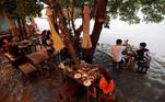 Um restaurante à beira de rio, cujo maior diferencial são as constantes enchentes que atingem o estabelecimento. Assim é o Chaopraya Antique Cafe, em Nonthaburi, na Tailândia, especializado em pratos típicos da região e muita emoção!