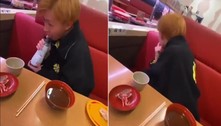 Restaurante processa jovem em R$ 2,3 milhões após vídeo em que ele lambe frasco de molho viralizar 