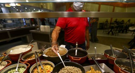 Restaurantes sofrem para recuperar fluxo de clientes