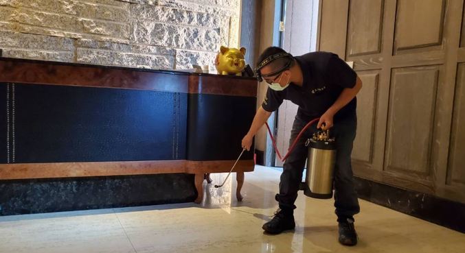 Funcionário faz dedetização no restaurante 