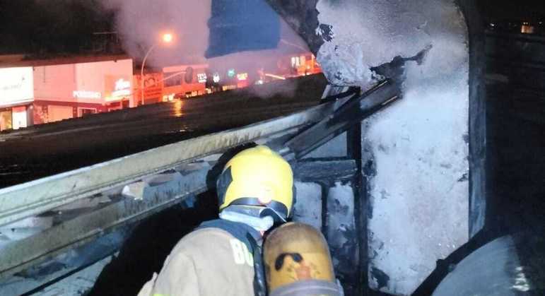 Quando os bombeiros chegaram no local, as chamas já estavam controladas 