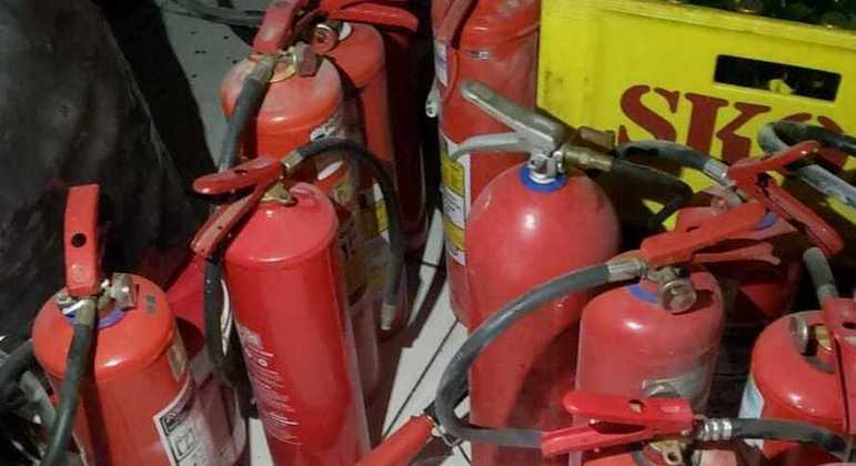 Foram usados 23 extintores de incêndio do estabelecimento para conter as chamas