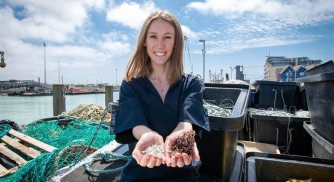 O material é feito de restos de peixe combinados com alga 