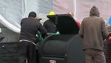 Pessoas fazem fila para pegar restos de comida no centro de SP 