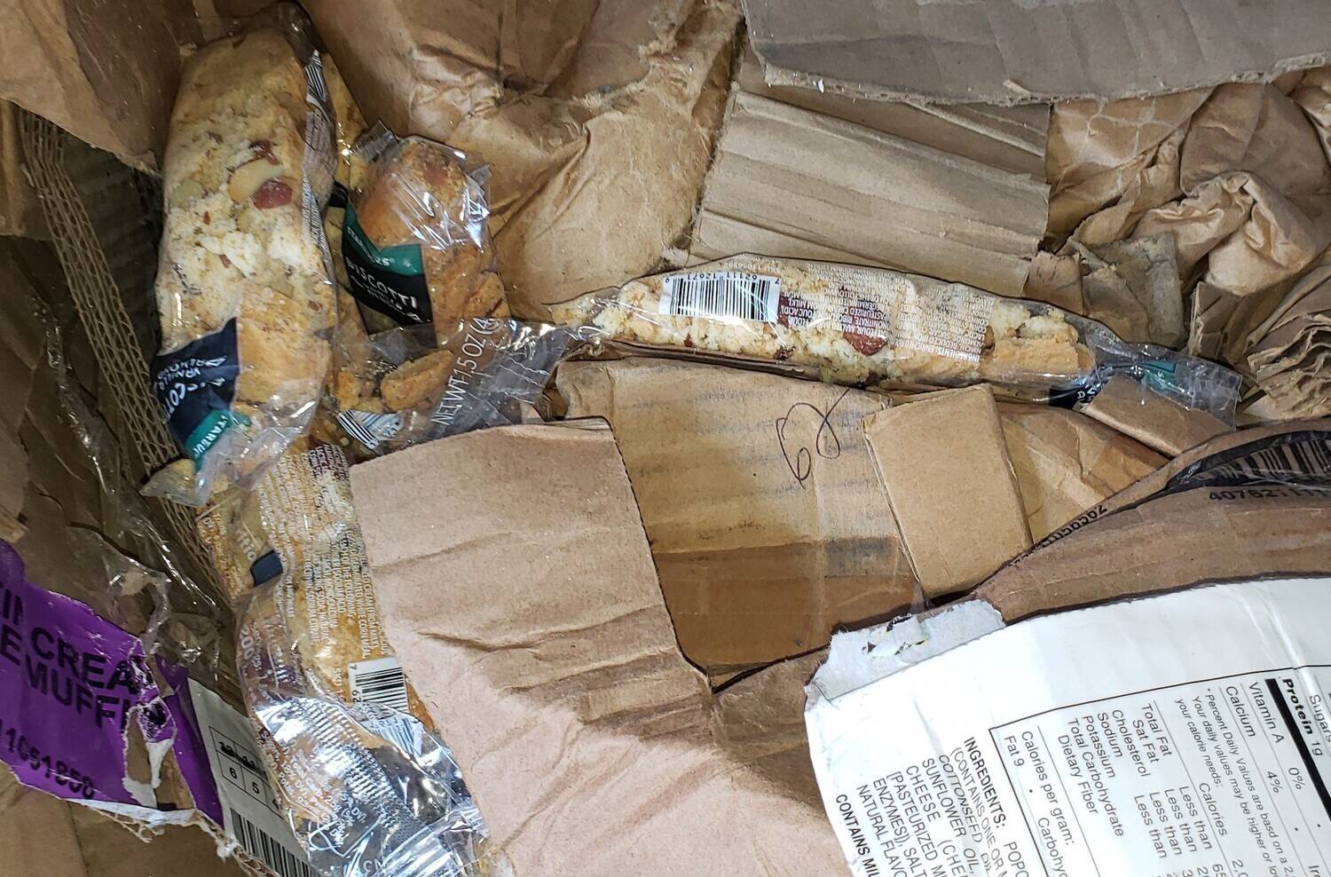 Restos de alimentos vieram dos Estados Unidos como aparas de papel  (Divulgação/Receita Federal)