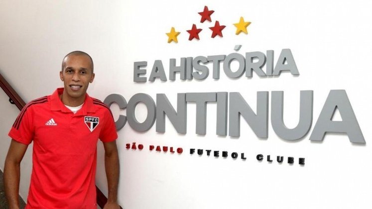 Retorno de Miranda - Na pré-temporada, o São Paulo apostou no retorno de ídolos, como o zagueiro Miranda, que voltou ao clube e foi destaque na temporada.