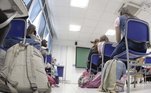 Os estudantes que estiverem no grupo de risco deverão apresentar atestado médico. A Seduc reforça que nas próximas duas semanas as escolas poderão receber 100% dos alunos, desde que seja respeitado o distanciamento de 1 metro entre os alunos. Caso as unidades não possuam a capacidade para atender este requisito deverão organizar o sistema de revezamento, de acordo com o planejamento de cada unidade escolar