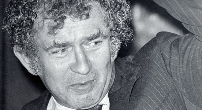 'A Lua era uma voz que não falava, uma história cuja extensão, totalmente revelada, era, no entanto, incapaz de dar respostas', escreveu Mailer 