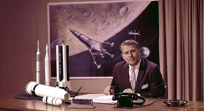 Wernher Von Braun, um ex-cientista nazista, foi o cérebro por trás do foguete que levou a Apollo 11 ao espaço 