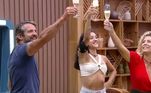 Com muita emoção, Babi, Bia e Iran comemoraram a posição de finalistas de A Fazenda 14! Os peões brindaram a nova etapa do jogo com champanhe 