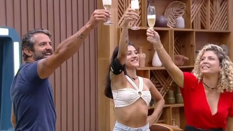Com muita emoção, Babi, Bia e Iran comemoraram a posição de finalistas de A Fazenda 14! Os peões brindaram a nova etapa do jogo com champanhe 